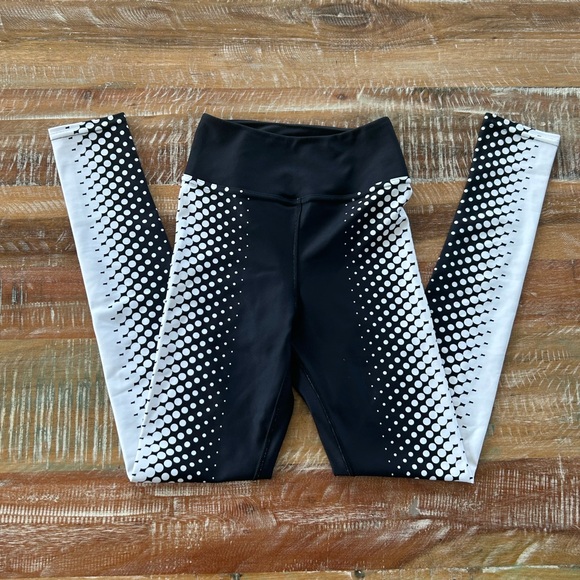 Fiercepulse Optical Illusion Leggings - Picture 1 of 4